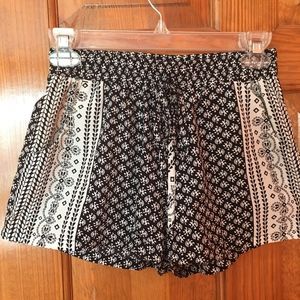 Tribal print shorts with two side pockets Size XXS